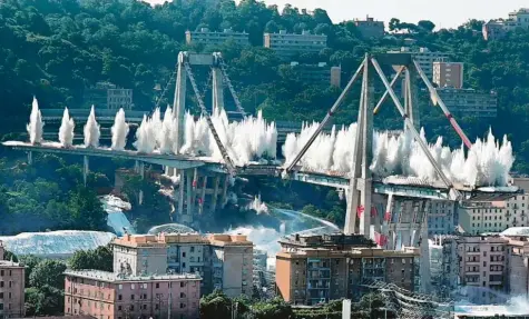  ?? Foto: Luca Zennaro/ANSA, dpa ?? Erst Ende Juni wurden die Überreste der Morandi-Brücke gesprengt. In einem Jahr soll die Brücke wieder aufgebaut sein, hieß es kurz nach dem Unglück. Daraus ist nichts geworden.