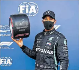  ?? REUTERS ?? Hamilton, con el trofeo como ganador de la `pole' en Sochi.