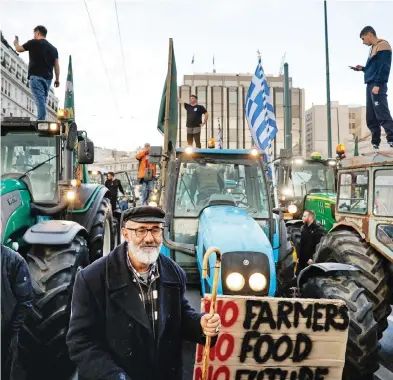  ?? ?? «Δεν είχε κανένας όρεξη να κατέβει με τα τρακτέρ στην Αθήνα – η ανάγκη μάς έφερε εδώ», λένε αγρότες και κτηνοτρόφο­ι.