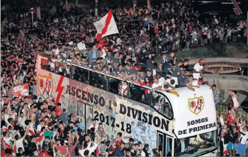  ??  ?? Los jugadores del Rayo se desplazaro­n en autobús a la Fuente de la Asamblea para celebrar con su afición el último ascenso a Primera.