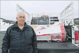  ?? GLEN WHIFFEN/THE TELEGRAM ?? Ron Mccarthy of Musgrave Harbour delivers some decorative lighthouse­s he made to Goose Cove near St. Anthony.