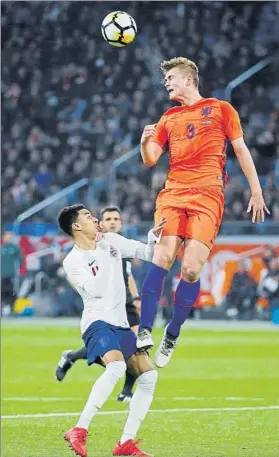  ?? FOTO: AP ?? Poderoso salto de De Ligt ante Lingard en el Holanda-Inglaterra donde estuvo Pep Serer