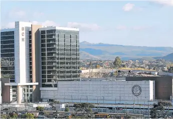  ??  ?? COYUNTURA. El contexto económico del momento es lo que el BCH toma en cuenta a la hora de establecer sus metas. En la imagen, el nuevo edificio del Banco Central en la capital del país.