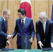  ?? Ansa ?? Stretta di mano
Il premier giapponese, Shinzo Abe, con Jean Claude Juncker