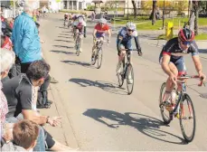  ?? FOTO: HABEL ?? Viele Zuschauer feuern die Radfahrer an.