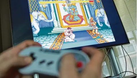  ?? Foto: Franziska Gabbert, dpa ?? Nostalgie pur: Nintendo bringt seine Konsolen Klassiker zurück. Die Controller sehen aus wie anno dazumal – und die Spiele pixeln herrlich.