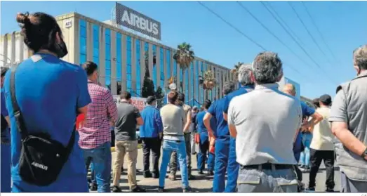  ?? C.P. ?? Asamblea en la puerta de Airbus Puerto Real, este lunes.