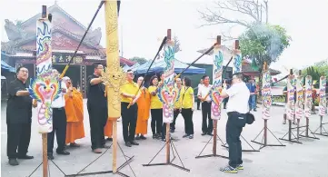  ??  ?? Chong (second left), Siaw (fourth left), Lo (fifth left) and other guests light up huge joss sticks to officiate at the Enlightenm­ent Ceremony yesterday.