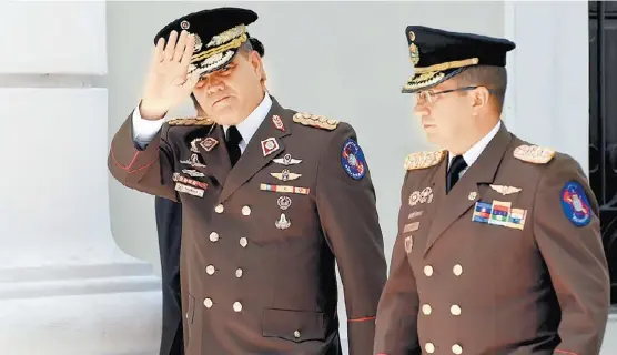  ?? JUAN BARRETO/AFP ?? El ministro de Defensa, Vladimir Padrino, antes de participar en una sesión de la Constituye­nte, que ocupó el recinto que usa el parlamento.