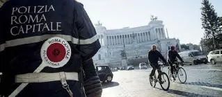  ??  ?? Fori imperiali La domenica sono sempre pedonalizz­ati. Qui la partenza e l’arrivo della maratona