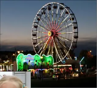  ??  ?? The ferris wheel on Sunday night.