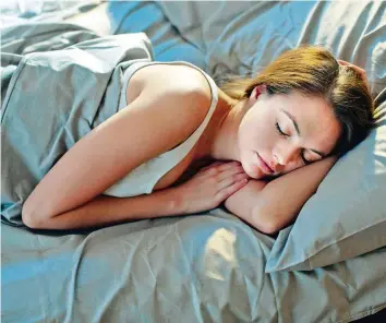  ?? ISTOCK ?? Regelmässi­ge Einschlafz­eiten sind genauso wichtig wie die Anzahl Stunden, die man schläft.
