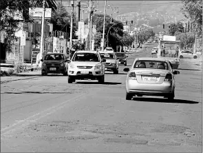  ?? EDUARDO TERÁN / EL COMERCIO ?? •
La avenida Ilaló se construyó hace 50 años y ya perdió su vida útil. Los moradores están a la espera de una respuesta por parte de la Prefectura.