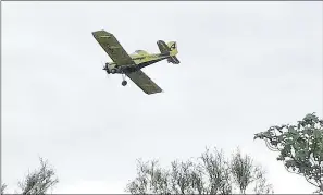  ??  ?? Démoustica­tion par avion dans les vacants communaux.