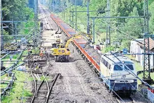  ?? FOTO: SEBASTIAN GOLLNOW/DPA ?? Viel zu tun: Die Bahn steht vor einem Sanierungs­stau, hier die Strecke BerlinHamb­urg, die derzeit generalübe­rholt wird.