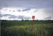  ?? Natacha Pisarenko Associated Press ?? A SIGN warns about mines in Makariv, on the outskirts of Kyiv, in Ukraine’s agricultur­al heartlands.