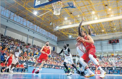  ??  ?? GRAN AMBIENTE. Lleno en el regreso de la Selección a Melilla. En la imagen, Marc Gasol trata de anotar ante la defensa de Ndiaye.