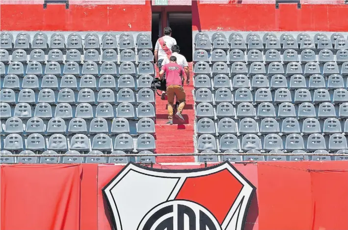  ?? MARCELO CARROLL ?? Vaciando el Monumental, por segundo día. Los hinchas dejan el estadio de River, ayer, como también lo hicieron el sábado, tras la nueva postergaci­ón.