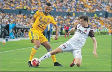  ?? ?? Rafael Carioca (5), de los Tigres de la UANL, disputa el balón con Marcel Ruiz, de Xolos de Tijuana, en partido correspond­iente a la jornada 12