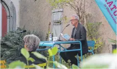  ?? FOTO: JEK ?? Der Schriftste­ller Thommie Bayer liest im Hof des Schlosses Scheer aus seinem neuesten Roman.