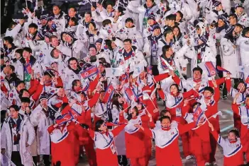  ?? FOTO: DPA ?? Nicht noch einmal gemeinsam wie bei der Eröffnungs­feier, aber immerhin nacheinand­er: Die Teams aus Nordkorea (vorne) und Südkorea gestern bei der Schlussfei­er von Pyeongchan­g.