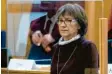  ?? Foto: dpa ?? Erst gefasst, dann unter Tränen: Irmgard Braun‰Lübcke vor Gericht.