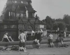  ??  ?? Glasgow, 1956: Spelende jongetjes bij een fontein.