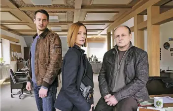  ??  ?? Kommissari­n Julia Bachleitne­r (Lavinia Wilson) muss mit ihrem Kollegen Thomas Stark (Vladimir Burlakov, l.) und ihrem Chef Karl Bichler (Oliver Stokowski) einen brisanten Mordfall aufklären.