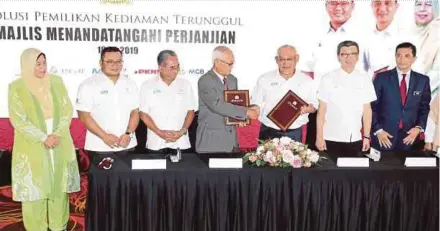  ?? PIC BY ROSLIN MAT TAHIR ?? Economic Affairs Minister Datuk Seri Azmin Ali (right) witnessing the signing of a developmen­t right agreement between PCSB-MGB Consortium and Must Ehsan Developmen­t Sdn Bhd in Shah Alam yesterday. With him are Selangor Menteri Besar Amirudin Shari (second from left) and Housing and Local Government Minister Zuraida Kamaruddin (left).