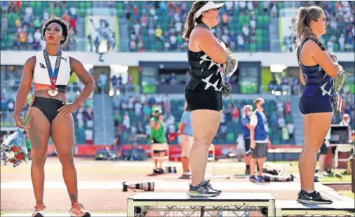  ??  ?? La lanzadora de martillo Gwen Berry se saltó el protocolo para protestar mientras sonaba el himno estadounid­ense en los Trials de 2021.