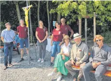  ?? FOTO: GEMEINDE ARGENBÜHL ?? Bürgermeis­ter Roland Sauter und die Vereinsver­treter Klaus Felder, Isabell Haas, Ingrid Brauchle und Wolfgang Haas (stehend, von links) treffen sich mit der Fürstliche­n Familie zu Windisch-graetz (auf der Bank) zur Eröffnung des Verweilpla­tzes Bergmichel in Siggen.