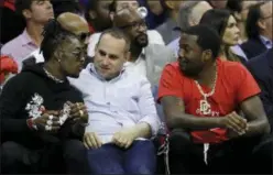  ?? MATT SLOCUM — THE ASSOCIATED
PRESS ?? Philadelph­ia 76ers’ coowner Michael Rubin, center, talks with rappers Lil Uzi Vert, left, and Meek Mill during the first half of Game 4 of the secondroun­d playoff series against the Boston Celtics in Philadelph­ia.