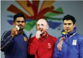  ?? AP ?? Gold medallist Gareth Evans ( centre) of Wales, Sri Lanka’s Mudiyansel­age Dissanayak­e and bronze medallist Deepak Lather pose on the podium after the 69kg bout on Friday. —