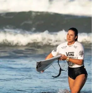  ?? CORTESÍa ?? Emily Gussoni es una surfista tica que ha sido selecciona­da nacional, pero también ha defendido la bandera de Italia.