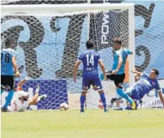  ?? AGENCIAUNO ?? Jugadores de la U y de Iquique, todos de azul.