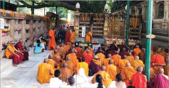  ?? PHOTOS PROVIDED BY BODH GAYA TEMPLE MANAGEMENT COMMITTEE ?? Monks pray under the Mahabodhi Tree, behind the Mahabodhi Temple, in Bodh Gaya, India.