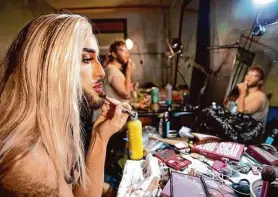  ?? Alison Yin/Special to The Chronicle ?? Bussy Dad, 25, finishes getting ready for her performanc­e at Fish Bowl Drag in the window of the Red Vic on Haight Street in San Francisco.