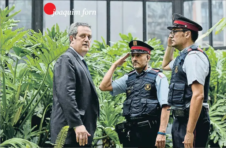  ?? ÀLEX GARCIA ?? El conseller Forn, fotografia­do en un patio interior del Departamen­t d’Interior, junto a dos mossos d’esquadra