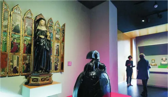  ?? EFE ?? La escultura «Reina Mariana II» de Manolo Valdés y el «Políptico de la vida de Santa Clara»