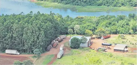  ??  ?? Momento del allanamien­to de un inmueble a orillas del Lago Itaipú, por presunto contraband­o.