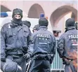  ?? FOTO: AP ?? Polizisten vor einer durchsucht­en Moschee in Frankfurt am Main.