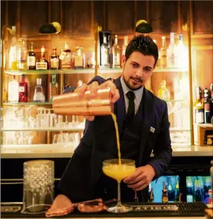  ?? (DR) ?? Chef barman à l’« Hilton Grand Place » de Bruxelles, actuelleme­nt fermé à cause du confinemen­t, l’Antibois Valentin Lapoirie a fait ses premières armes à Juan et à Cannes.