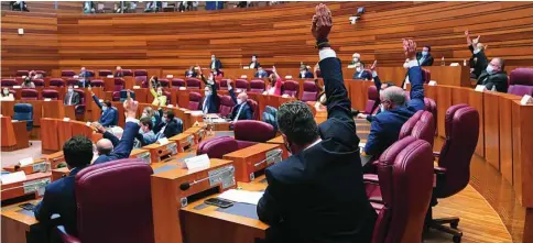  ?? CCYL ?? Momento de una de las votaciones de las iniciativa­s debatidas en las Cortes ayer