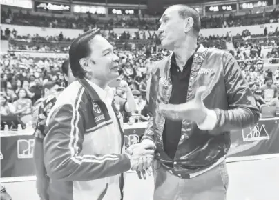  ?? (Kevin Espiritu) ?? LEGENDS: Basketball greats Robert Jaworski (left) and Mon Fernandez share a light moment after the Return of the Rivals match on Sunday where Jaworski’s Ginebra beat Fernandez’s Purefoods, 97-89, at the Smart Araneta Coliseum.