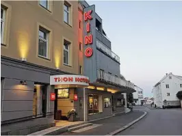  ?? FOTO: MATIAS SMØRVIK ?? KINOEN I ARENDAL: Det ønskes velkommen til filmvisnin­g i Arendal, og publikum bes også vaere derfra.