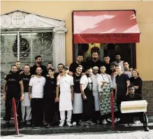  ??  ?? Sotto, la squadra che lavora in pizzeria, in due turni: 10-17 e 17-24. Nella pagina accanto, Ciro Oliva nel Rione Sanità, a Napoli, e, sotto, una sua creazione ispirata alla frisella.