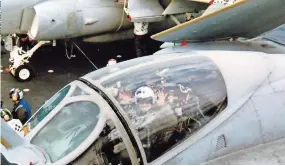  ?? ?? imagen Proporcion­ada por Betty Seaman muestra al piloto de la Marina A-6 Intruder, Jim Seaman