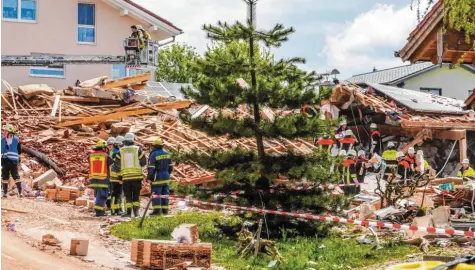  ?? Foto: Heinz Budjarek ?? Nur noch ein Trümmerfel­d: Sechs Menschen – drei Erwachsene und drei Kinder – lebten in dem dreistöcki­gen Haus.