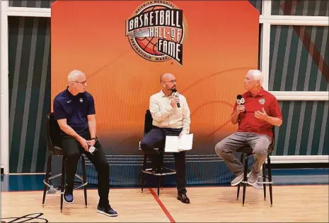  ?? David Borges / Hearst Connecticu­t Media ?? UConn men’s basketball coach Dan Hurley, far left, and his father Bob, far right, shared stories during a Q&A session at the Basketball Hall of Fame on Friday.