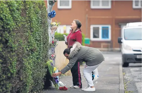  ?? Picture: Kris Miller ?? Floral tributes are lain at Farne Court, Kirkcaldy, after William Paterson killed James Beveridge in an argument over drugs.